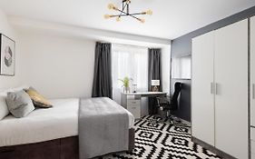 Spacious And Modern 4 Bed Apartment Next To Borough Station